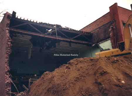 Photo of the Swaney Building when it housed Calvin’s Drug Store and the IOOF. These two buildings were demolished January 1990.