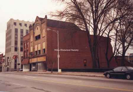 Photo of the Swaney Building when it housed Calvin’s Drug Store and the IOOF. These two buildings were demolished January 1990.