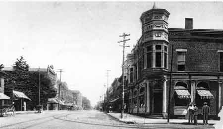 Main Street looking north about 1895-1900. The Hartzell Building is on the corner.