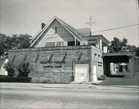 The Holeton-Yuhasz Funeral Home in 1980.