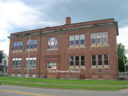 Jackson Elementary School before the classes moved to the new school on Smith Street.