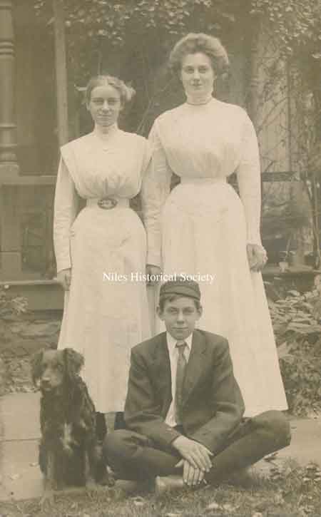 Howard H. Rider, Sr., the shorter woman is his sister Myrtle Rider, who died at the age of 28 and sister Clyde Rider. 