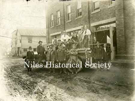 1916 photograph of Niles Fire engine and firemen.