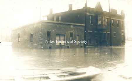 A photo of the Manhattan Hotel as seen from the northeast during the flood of 1913. Notice the rowing boat in the foreground.
