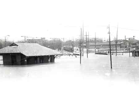 The street cars are marooned on Robbins Avenue during the 1913 Flood.