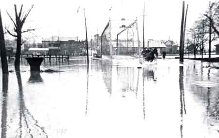 The Streetcar Waiting Station on Robbins Aveenue during the 1913 flood. 