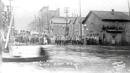 The tall building in right background is the Hartzell Building at Main and State Streets.