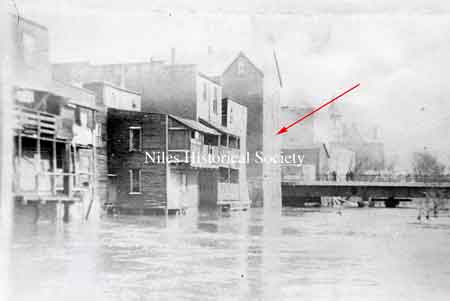 View of 1913 Flood, the back of the Mango Building is adjacent to the bridge. P01.1017