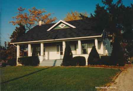 Color photo of Blott farm house.