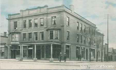 The intersection of Main Street and Park Avenue about 1907-1908.