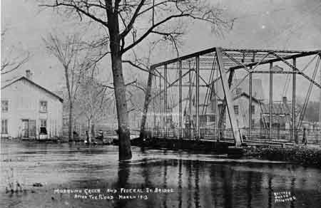 Federal Street Bridge during 1913 Flood. 