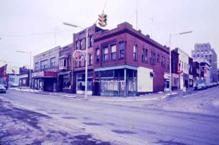 Photo of the corner of East Park Avenue and East State Street in downtown Niles