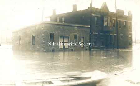 A photo of the Manhattan Hotel as seen from the northeast during the flood of 1913.